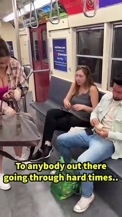 One act of compassion on the subway Pass it on!👏🏻🚇🚇🥹🥹