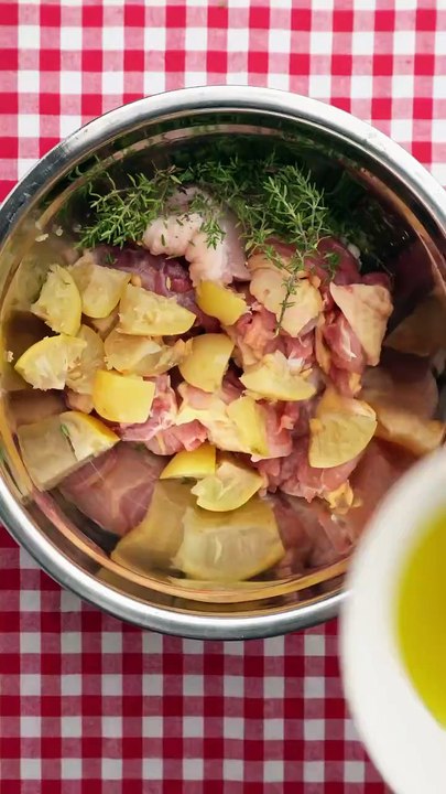 Le micro a appelé le 112 🔽Les recettes (inspirées du site ELLE , mine d'or de recettes)🔽 Brochettes de poulet au citron 1. Dans le récipient préféré de ton récipient préféré