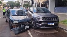 Motorista embriagada bate carro em Jeep estacionado na frente da Sede da Transitar