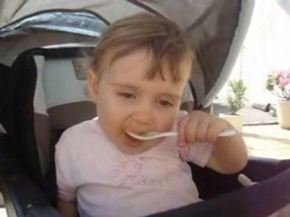 bébé mange tout seul....   bientot !