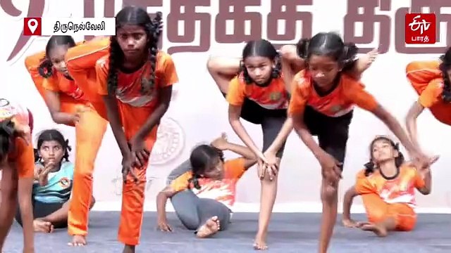 புத்தக கண்காட்சியில் யோகா செய்தபடியே புத்தகம் வாசித்து அசத்திய மாணவர்கள்