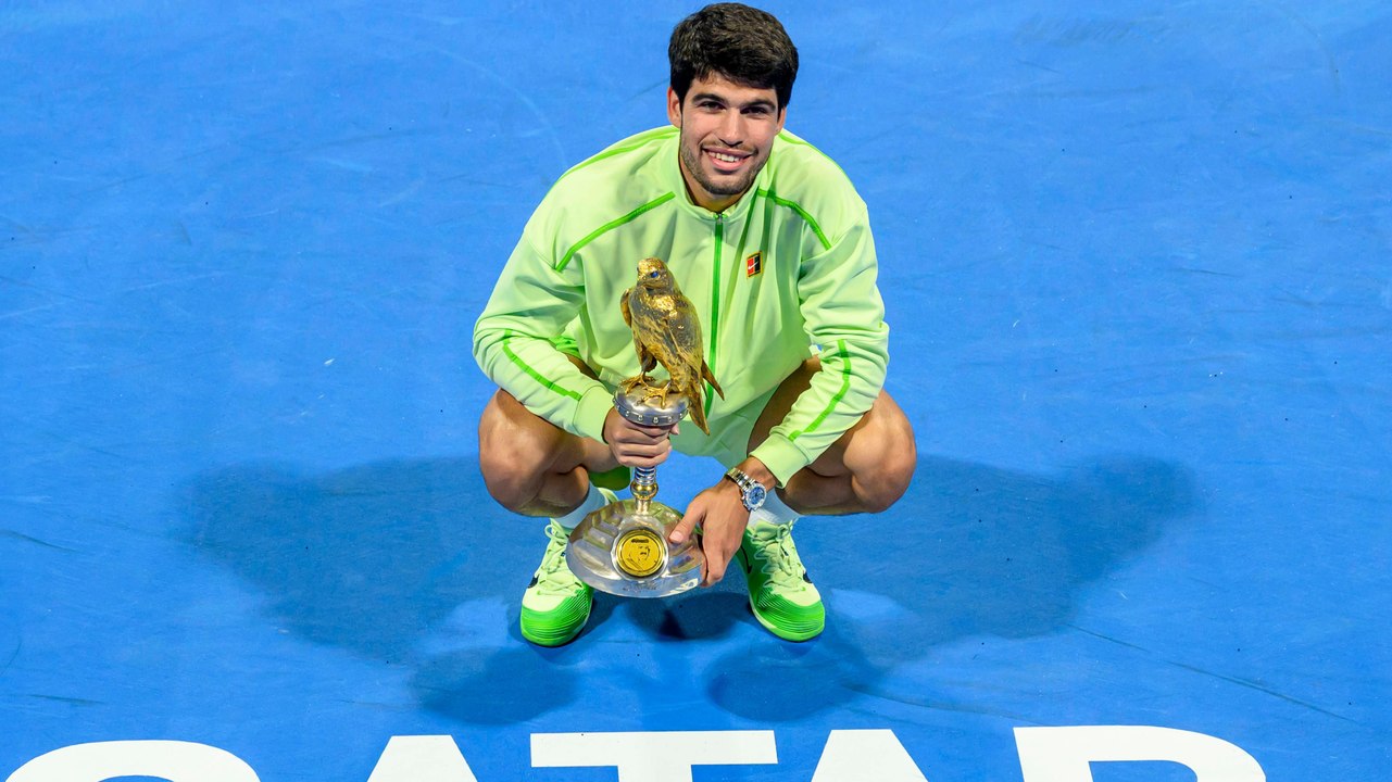 Fils zertrümmert Schläger - Alcaraz in nur 50 Minuten zu Titel 26