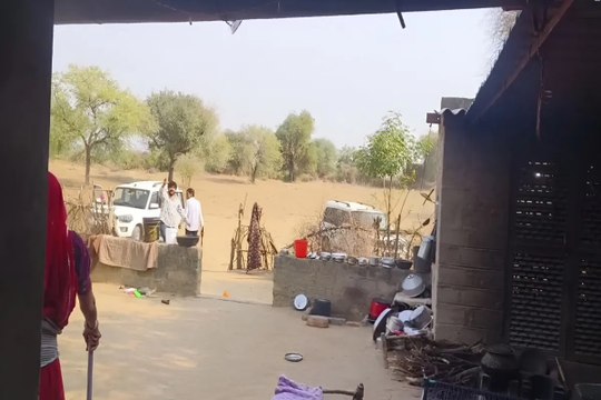 पति को छोड़कर लिव-इन में रह रही थी पत्नी, बौखलाए ससुरालवालों ने किया हमला, रोने लगी महिलाएं, VIDEO वायरल