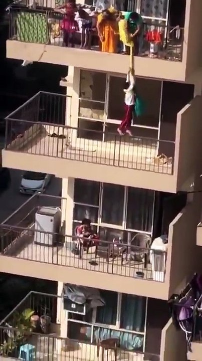 A Mother’s Risky Choice Hanging Her Son Between the 9th and 10th Floors