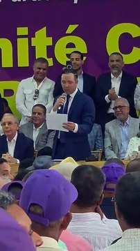 El momento en que Johnny Pujols anuncia a Gonzalo Castillo como candidato a la presidencia PLD