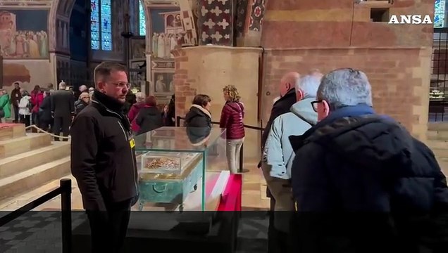 Assisi, dall'alba in coda per le spoglie di San Francesco