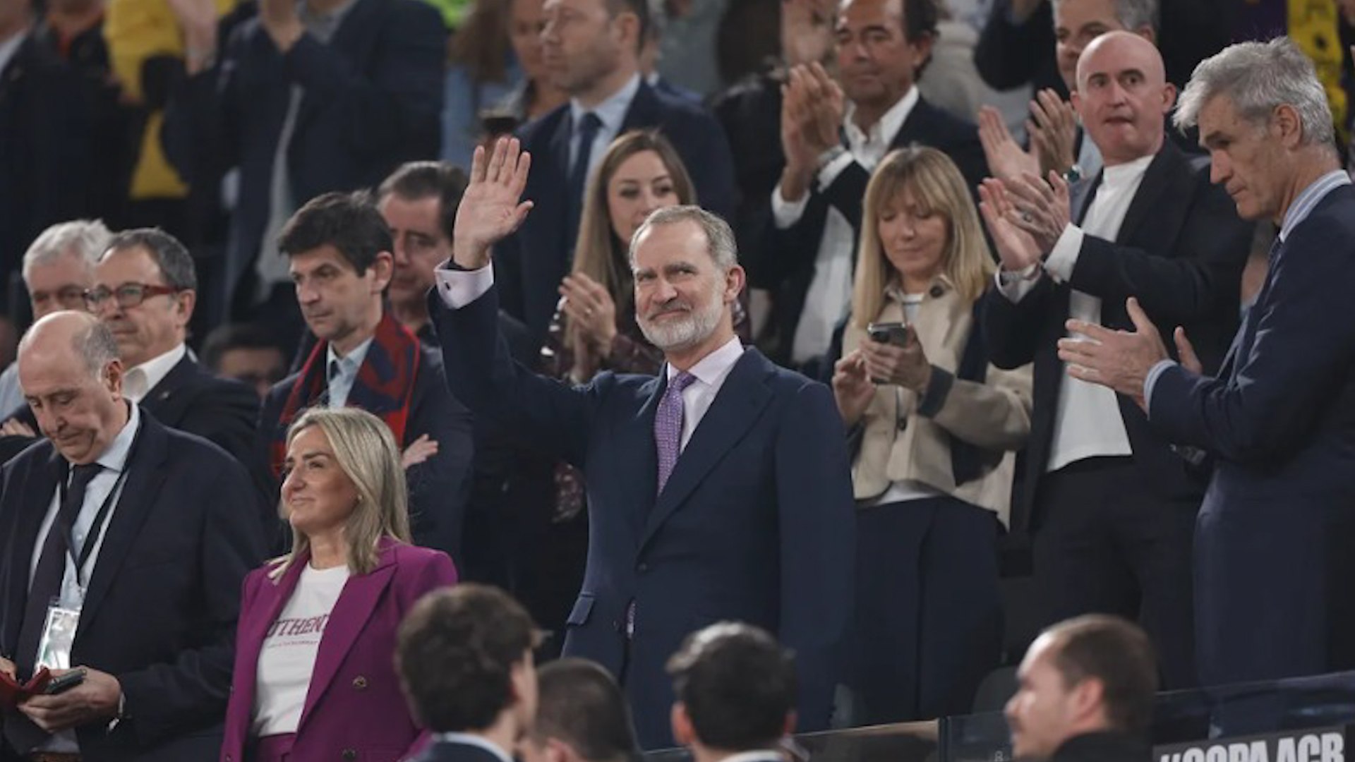 Hab�an transcurrido once a�os desde la �ltima presencia del Felipe VI en la Copa que lleva su nombre, concretamente desde la edici�n celebrada en Gran Canaria en 2015. Este domingo, en el Roig Arena, se repiti� una escena similar a la de entonces: su llegada estuvo acompa�ada por una sonora mezcla de aplausos y silbidos, en un ambiente cargado de decibelios.

El respaldo m�s evidente lleg� desde la afici�n local, que se puso en pie para recibirle y mostrarle su reconocimiento. En contraste, los pitos se hicieron notar principalmente entre los numerosos seguidores desplazados desde Vitoria, as� como entre los aficionados del Bar�a que permanec�an en el recinto tras la eliminaci�n de su equipo en semifinales.