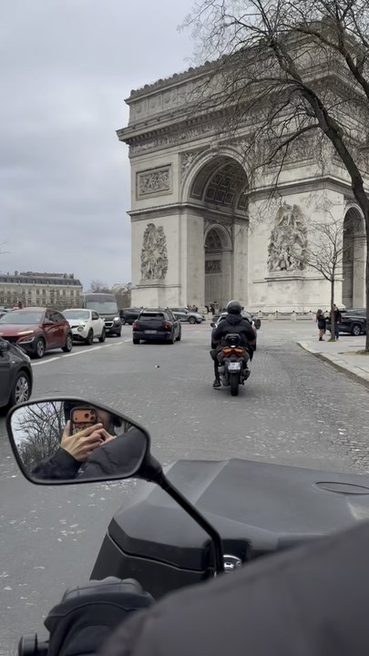 The giant roundabout of l’arc de triomphe 😳