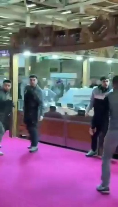 Enorme bagarre au salon de l'agriculture de Paris