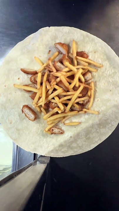 French Tacos Gratiné Bacon & Mozzarella Viande Nuggets & Frites & Sauce Gruyère. #BR3 #Tacos #FrenchTacos #food #foodlover