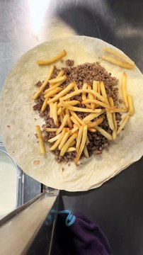 French Tacos Gratiné Cheddar & Viande & Frites & Sauce Gruyère. #BR3 #Tacos #FrenchTacos #food #Foodie