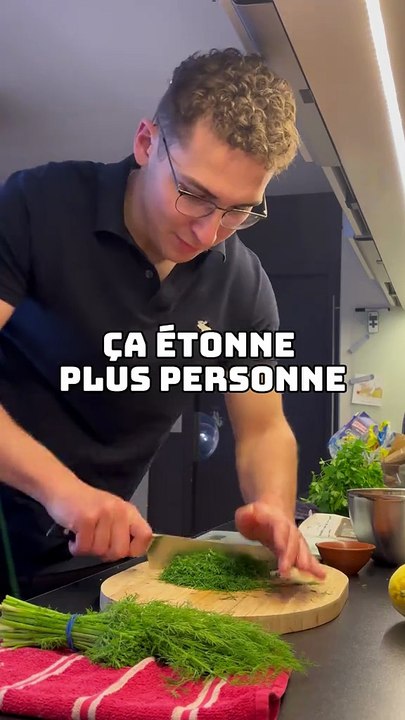 Facile Ingrédients - 500 g de filet de saumon (avec ou sans peau, bien frais, de qualité sushi) - 100 g de sel fin - 100 g de sucre - 1 cuillère à soupe de poivre noir concassé