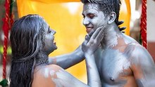 couple holi pe silver rang se khelte hua