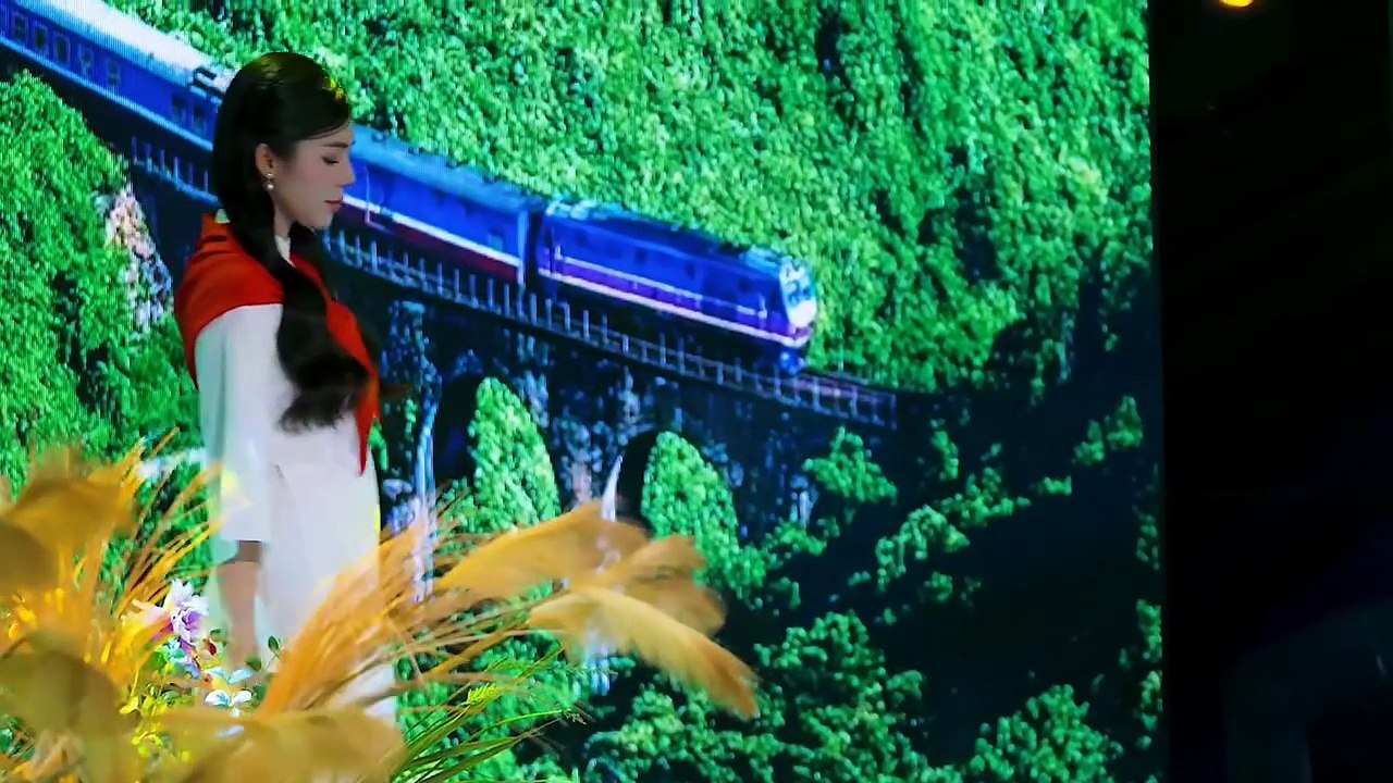 Tàu Anh Qua Núi - Hương Ly