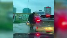 Tartıştığı sürücüyü kolundan tutup otomobilden indirmeye çalıştı!