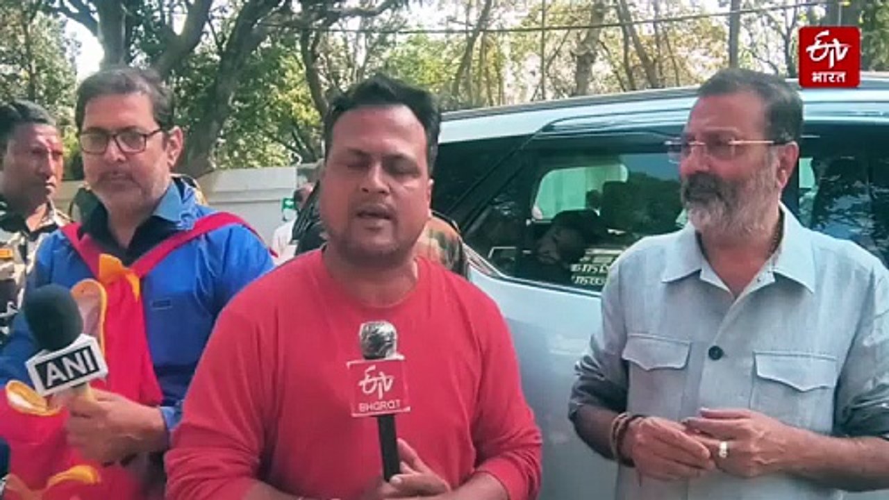 सांसद निशिकांत दुबे ने पत्नी के संग की वोटिंग, बैलेट से हो रहे मतदान पर जताई आपत्ति