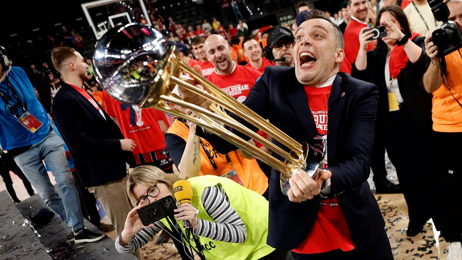 El Kosner Baskonia se ha proclamado campe�n de la Copa del Rey tras derrotar al Real Madrid en una �pica final disputada en el Roig Arena de Valencia. Este hist�rico triunfo supone el s�ptimo t�tulo copero para la entidad vitoriana, rompiendo una sequ�a de 17 a�os en esta competici�n y seis a�os desde su �ltimo gran trofeo nacional. El gran arquitecto del �xito ha sido Paolo Galbiati, un t�cnico que lleg� como un "novato" sin gran pedigr� y que, tras un inicio convulso donde perdi� sus primeros seis partidos de Euroliga y roz� el despido, se ha convertido hoy en el rey de Vitoria.