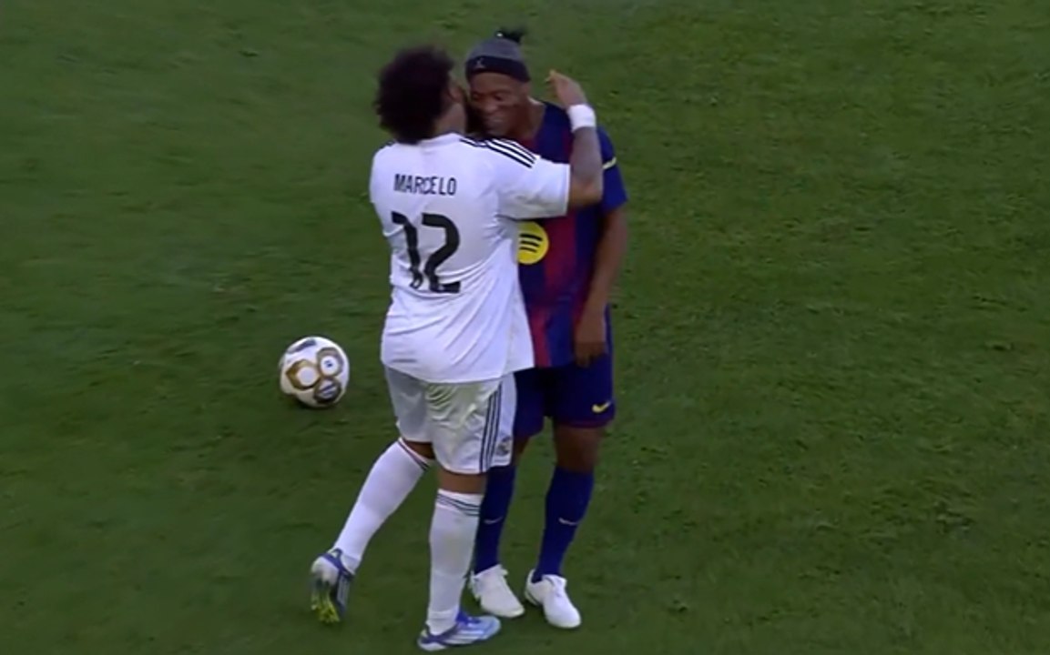 Real Madrid-Barcellona Legends, Ronaldinho spinge Marcelo: sorrisi e abbracci tra i due