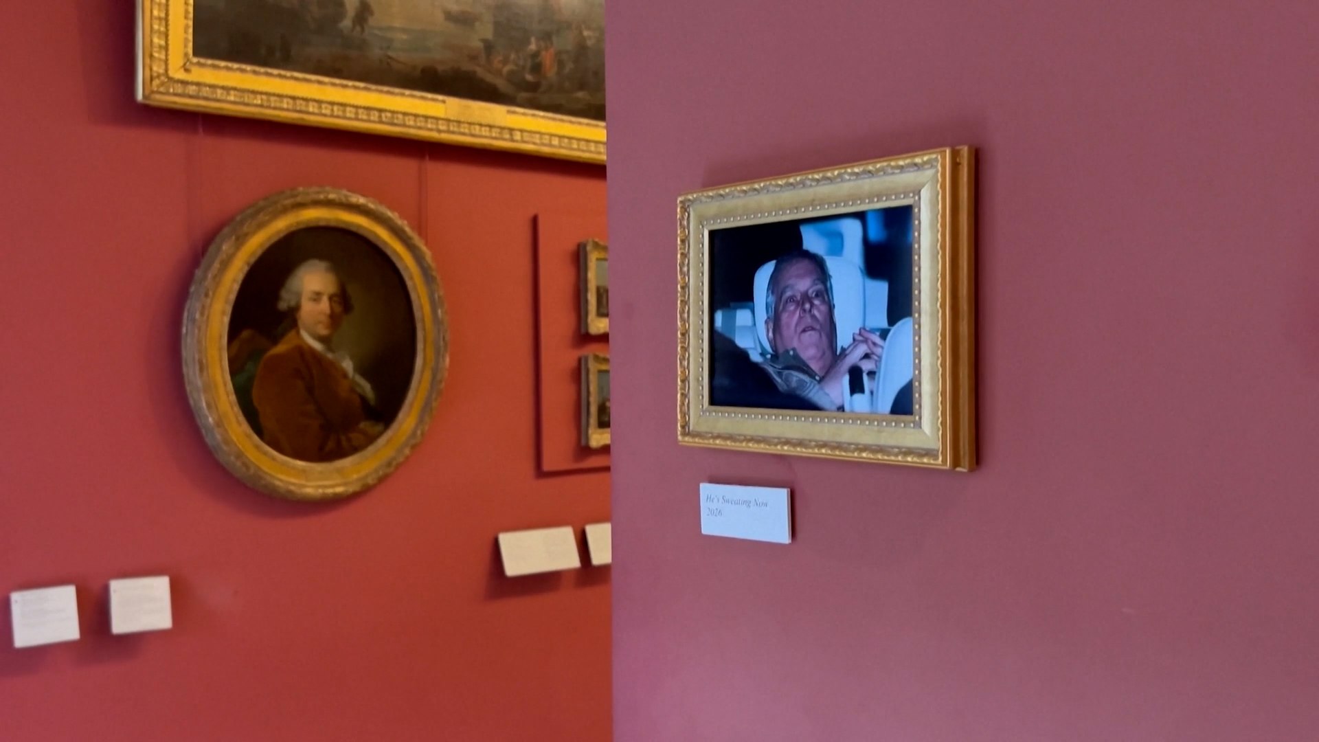Par�s vivi� este domingo 22 de febrero una jornada de activismo inesperado en uno de sus recintos m�s emblem�ticos. Miembros de la organizaci�n anti milmillonarios "Everyone Hates Elon" irrumpieron en el Museo del Louvre para colgar una fotograf�a enmarcada de Andr�s Mountbatten-Windsor, el expr�ncipe del Reino Unido, capturada apenas unos d�as antes por la agencia de noticias Reuters. La imagen muestra al miembro de la realeza sentado en la parte trasera de un veh�culo tras abandonar la comisar�a el d�a de su reciente arresto.