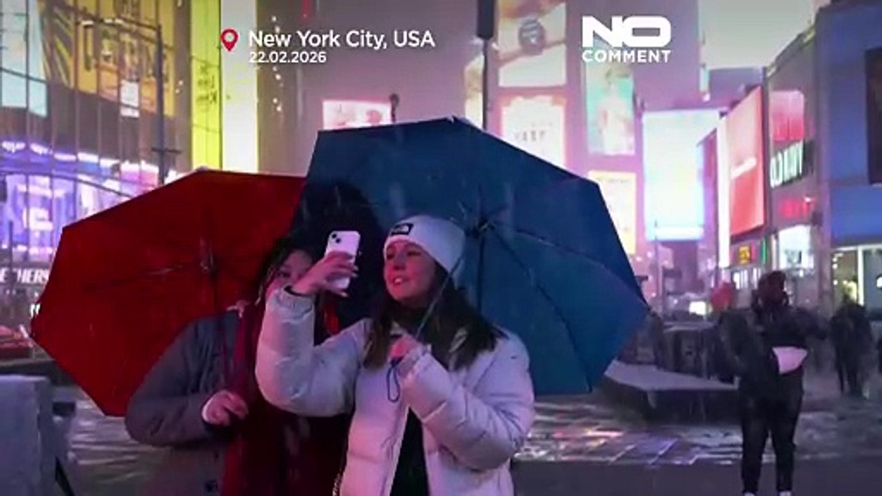 Туристы гуляют по заснеженному Нью-Йорку перед перекрытием движения