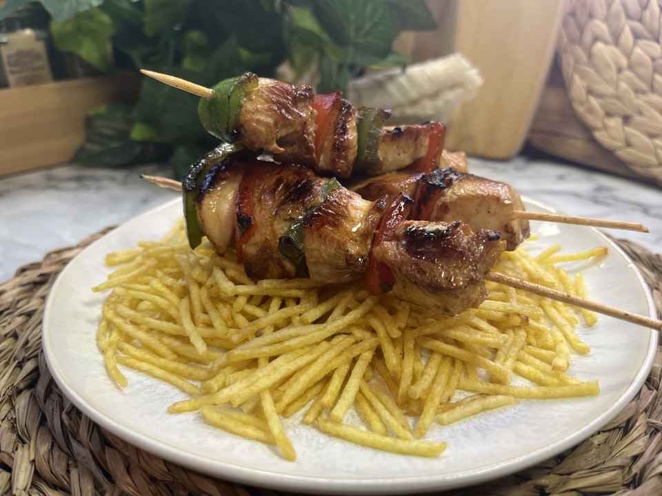 Brochetas de pollo marinado con pimientos y patatas paja