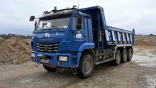 Autonome KAMAZ-kiepwagen getest in steengroeve in de Volksrepubliek Donetsk