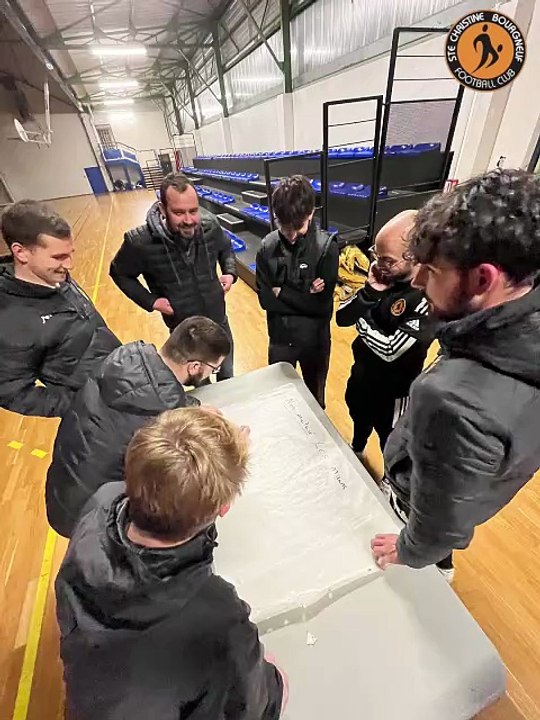 Épisode 1 - "Coup de sifflet"