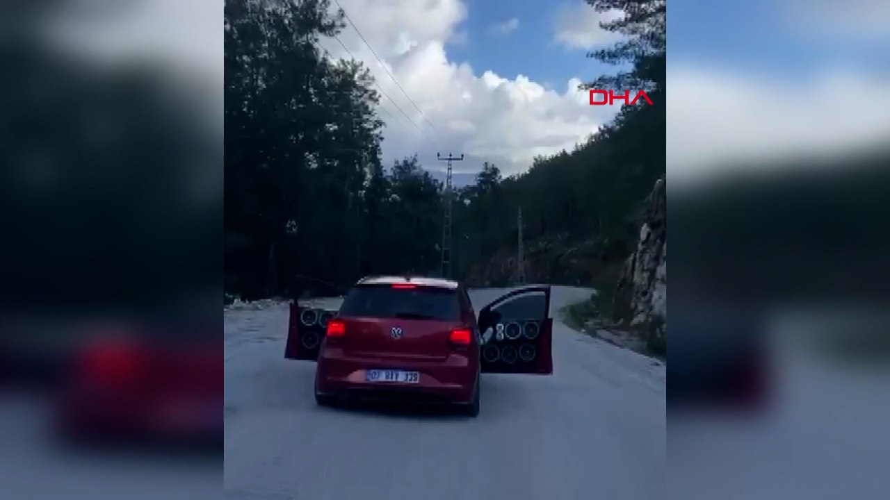 Kapıları açık ilerleyen otomobilin 15 yaşındaki sürücüsüne 60 bin lira ceza