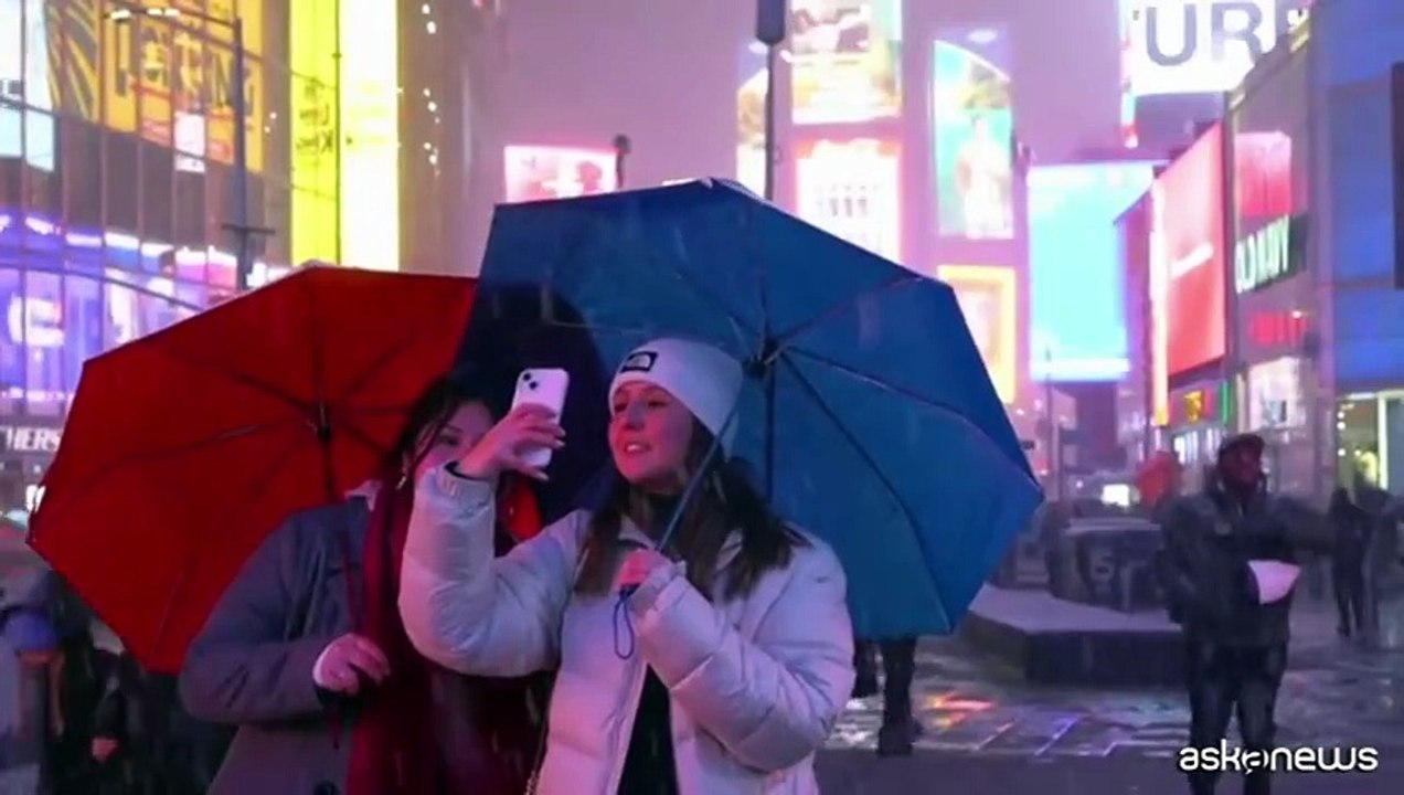 New York sotto la neve, turisti a Times Square
