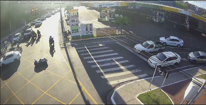 Motociclista avança sinal vermelho e causa acidente na Leste-Oeste