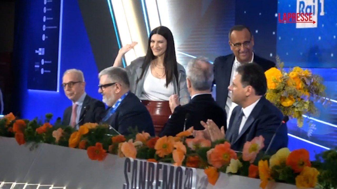 La consegna dei fiori alla prima conferenza stampa, Carlo Conti accoglie Laura Pausini