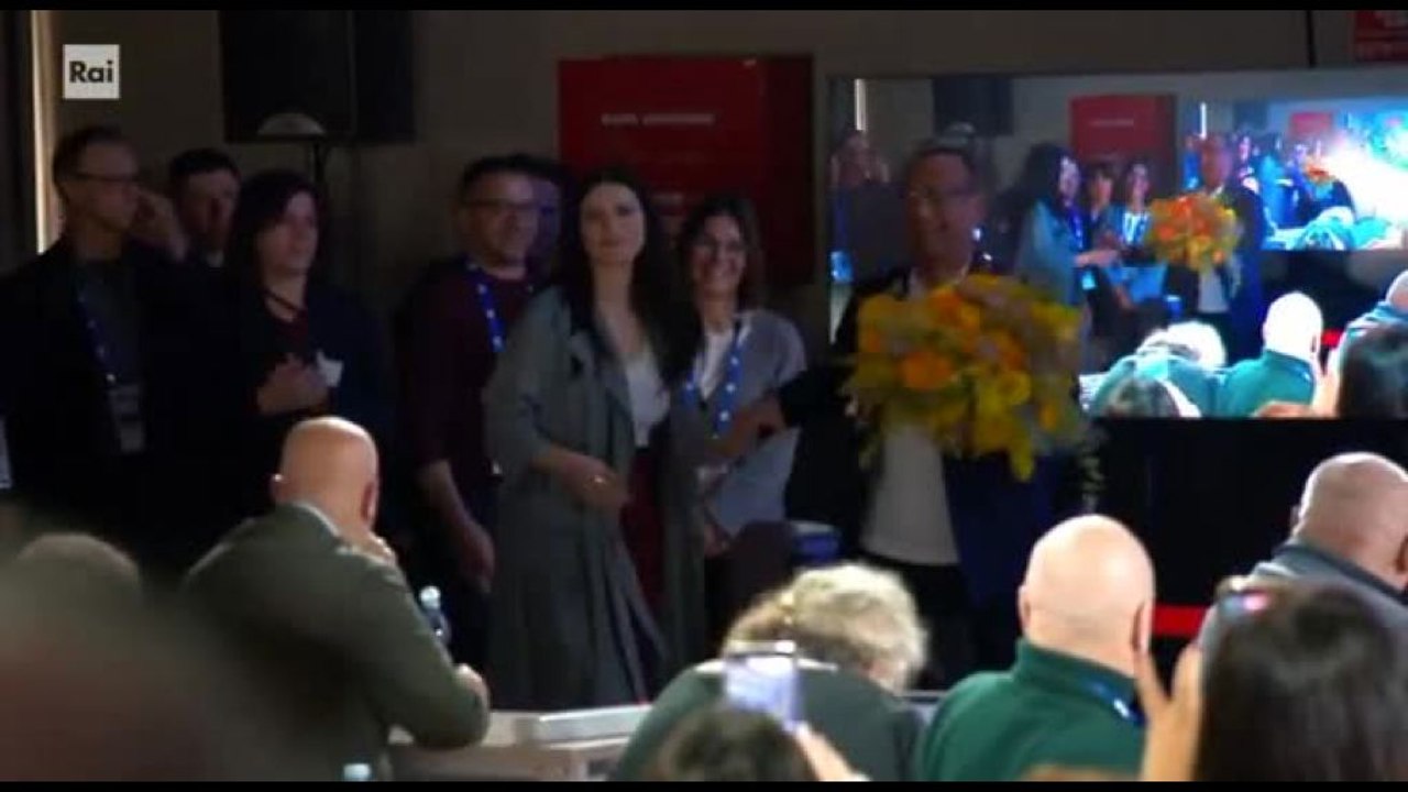 Sanremo, Carlo Conti regala i fiori a Laura Pausini