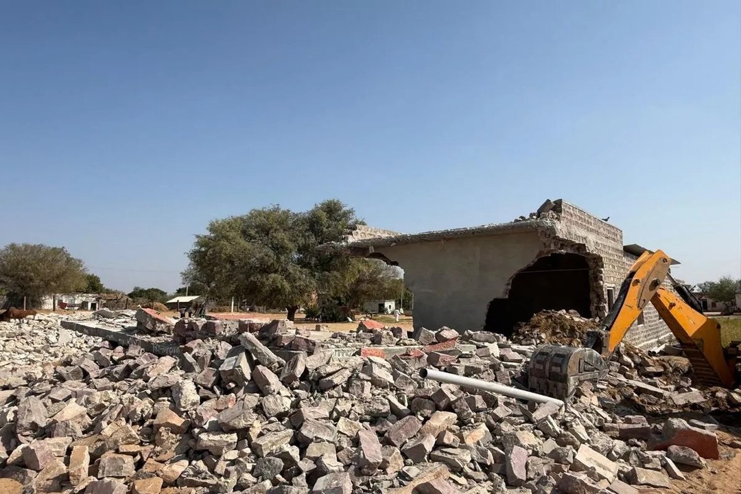 मादक पदार्थ तस्कर की अवैध संपत्ति पर चला बुलडोजर