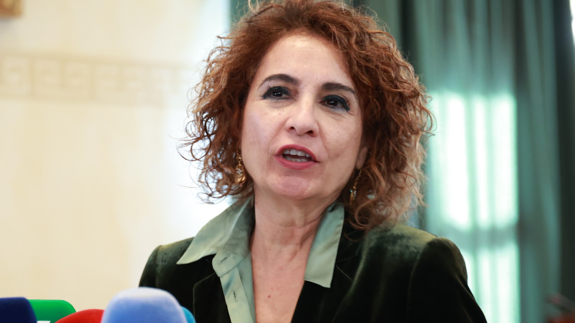 Durante una visita oficial a Grazalema (C�diz), la vicepresidenta primera del Gobierno y ministra de Hacienda, Mar�a Jes�s Montero, ha dado la "bienvenida" a la decisi�n del Consejo de Ministros de desclasificar los documentos del golpe de Estado frustrado del 23 de febrero de 1981. Esta medida, anunciada previamente por el presidente Pedro S�nchez, se formalizar� este martes, 45 a�os despu�s de aquel suceso que marc� la memoria colectiva de los espa�oles.