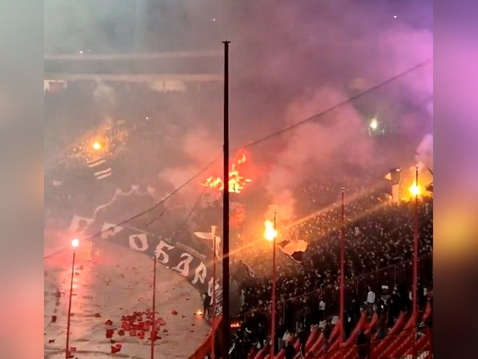 Chaoten zünden fanblock an: fußball-inferno in belgrad