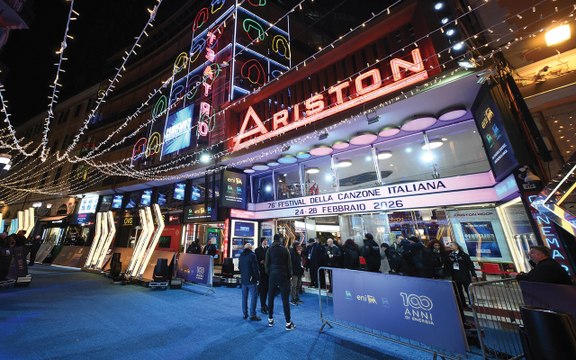 Sanremo 2026: il primo bagno di folla per gli artisti alla festa di Radio Italia