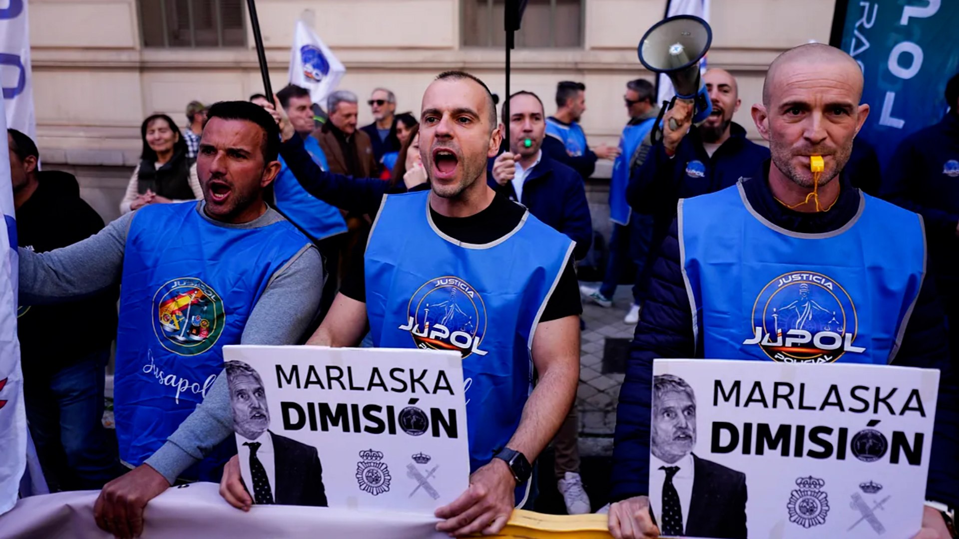 La sede del Ministerio del Interior en Madrid ha sido este lunes el epicentro de una movilizaci�n sin precedentes. Cerca de un centenar de agentes de la Polic�a Nacional y la Guardia Civil se concentraron para exigir un "cambio radical en la c�pula policial" y la dimisi�n inmediata del ministro Fernando Grande-Marlaska y del director general de la Polic�a, Francisco Pardo Piqueras. La protesta, convocada por el sindicato Justicia Policial (Jupol), responde al esc�ndalo de presunta agresi�n sexual protagonizado por el ya ex director adjunto operativo (DAO), Jos� �ngel Gonz�lez.