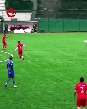 İstanbul’da oynanan bir amatör küme maçında top martıya çarptı. Futbolcular kalp masajı yaparak martıyı hayata döndürdü.
