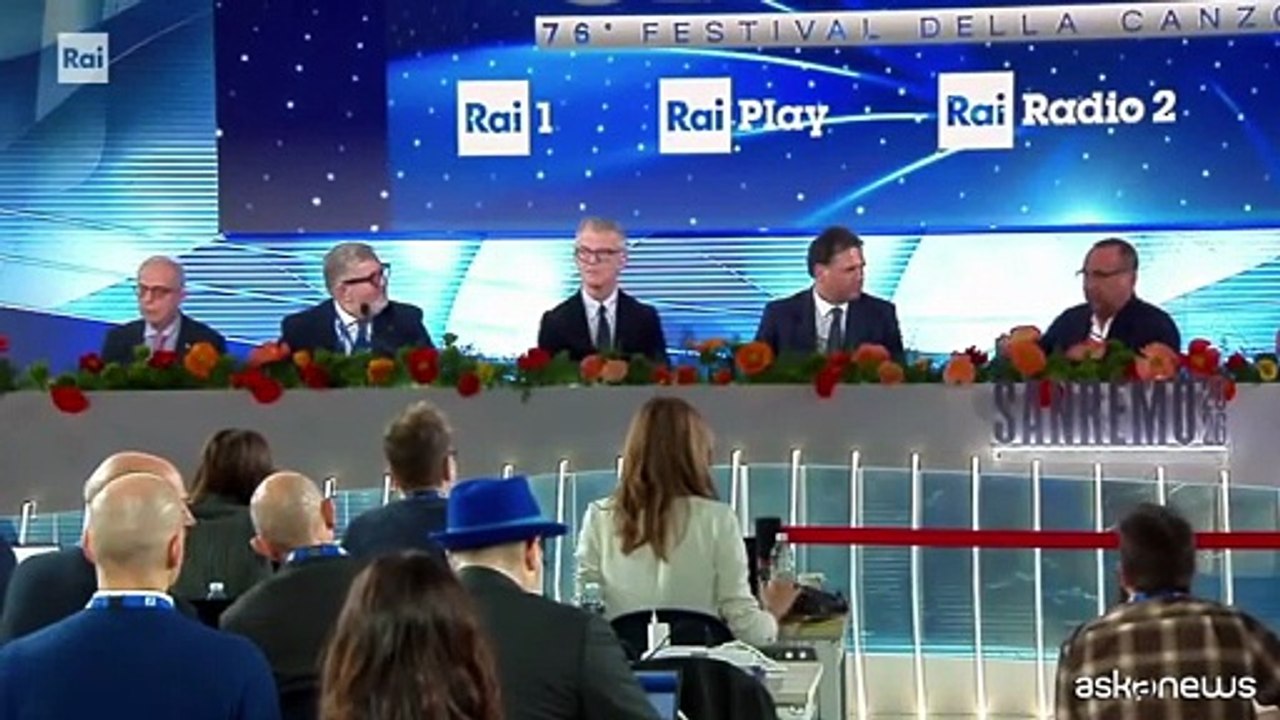 Sanremo, Carlo Conti regala i fiori a Laura Pausini