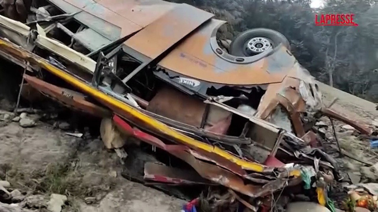 Nepal, incidente su un'autostrada di montagna: 19 morti e 25 feriti