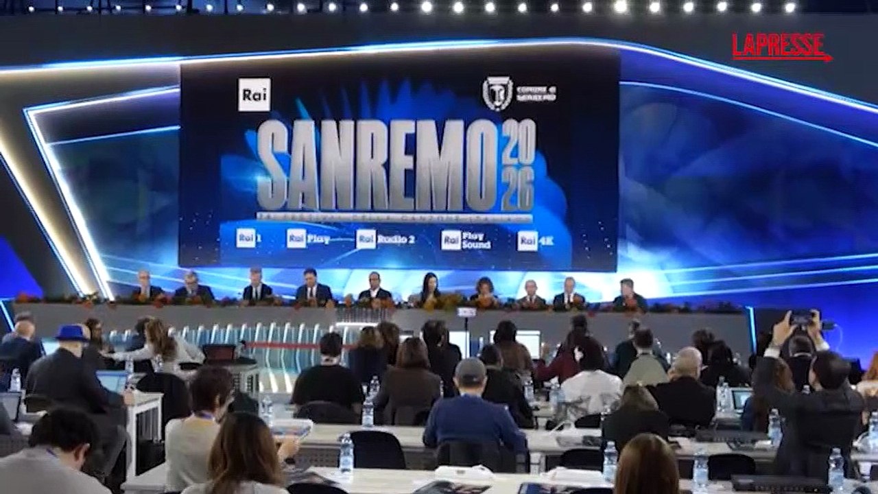 Sanremo 2026, Conti consegna i fiori a Laura Pausini al tavolo in conferenza stampa