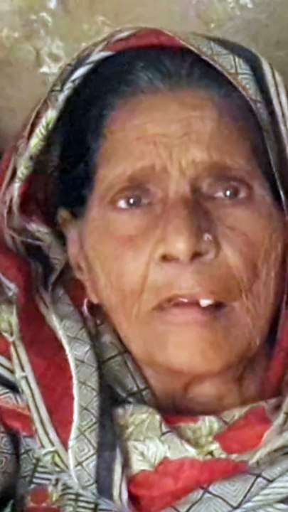Akaili Baywah Ko Ration Diya – Aankhon Mein Aansu 😢
