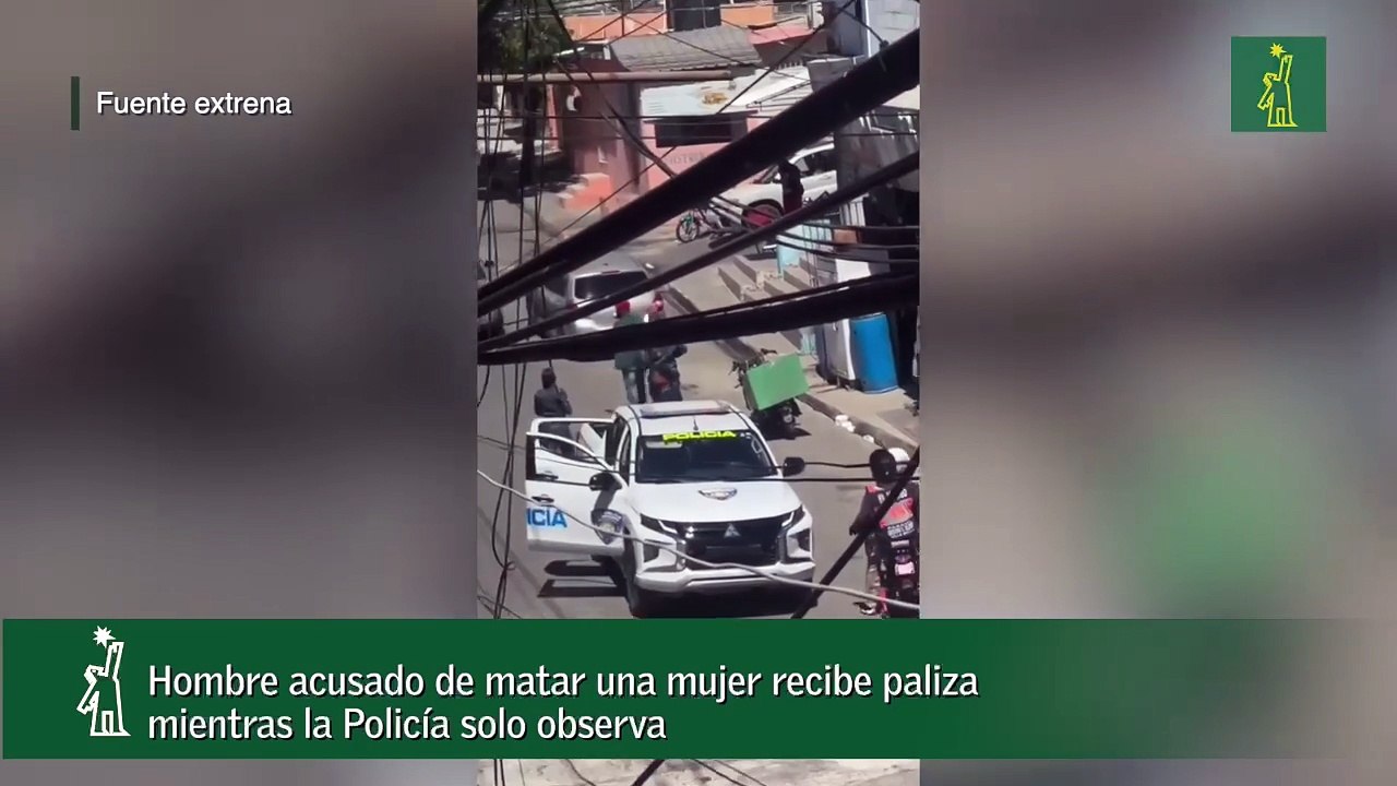 Hombre acusado de matar una mujer recibe paliza mientras la Policía solo observa