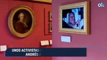 Unos activistas cuelgan en el Louvre la foto de Andrés a la salida de comisaría