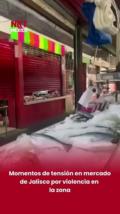 🚨 Empleados de locales en el Mercado de Santa Anita cerraron rápidamente las cortinas de sus negocios tras el reporte de la posible llegada de personas arm@das.