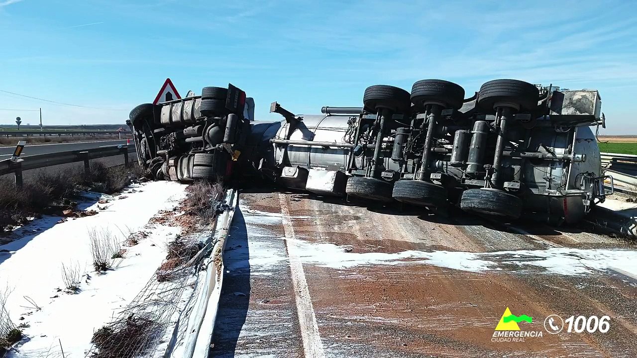 Bomberos actúan por el vuelco de un camión cisterna en la A-43