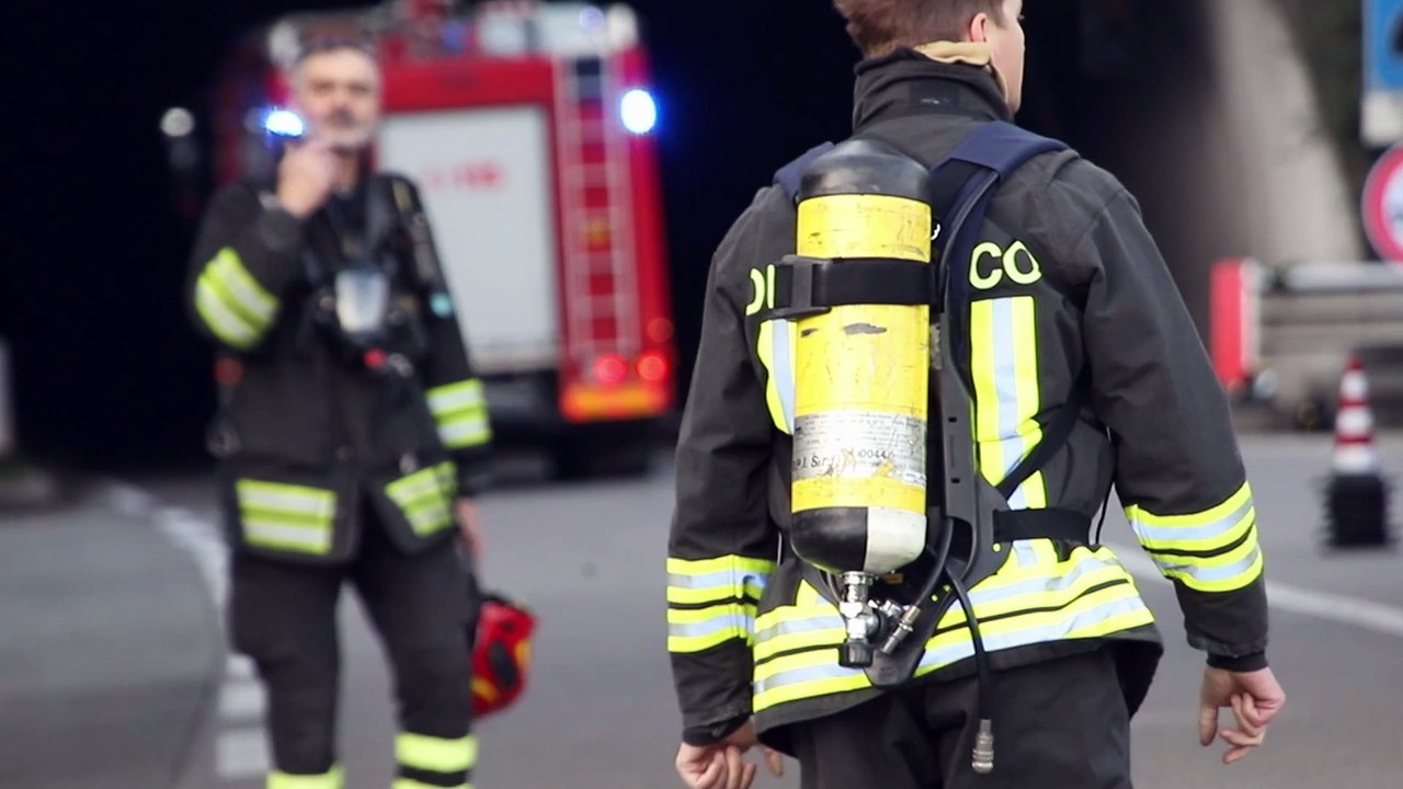 Scontro nella Galleria del Seminario: mezzi a fuoco,, due feriti