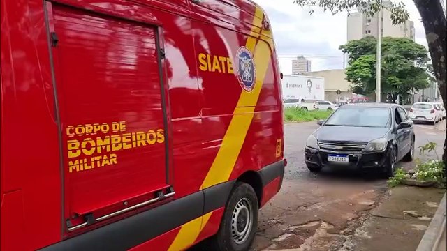 Homem tem suspeita de fratura na costela após acidente entre moto e carro no Centro de Cascavel