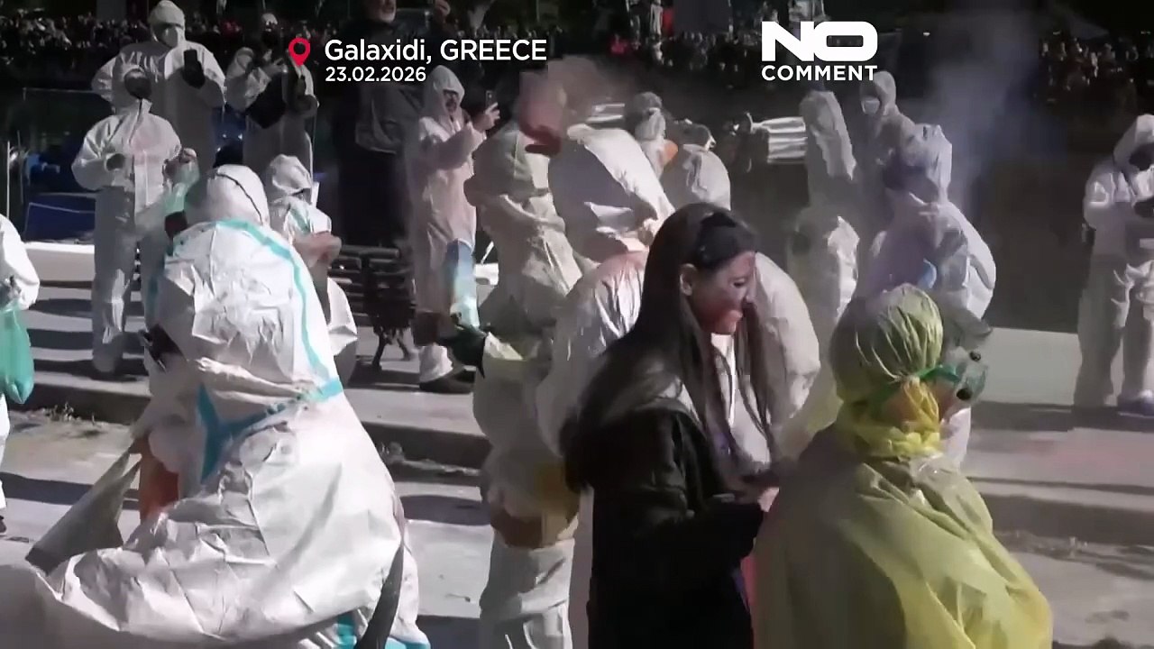 Griechische hafenstadt galaxidi feiert bunte mehlschlacht zum sauberen montag