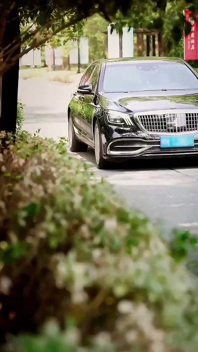 Une jeune fille démunie sauve un inconnu, qui s'avère être un PDG... et il tombe amoureux d'elle.